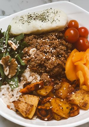 Una foto de 💛Bowl tropical con carne molida, auyama y zanahoria asada, arroz integral y puré de papa 💛