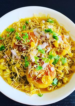 A picture of Ragda Patties Chaat.