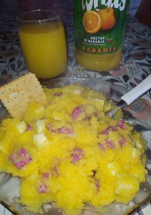 Una foto de Polenta con queso y salame 😋