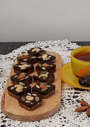 عکسی از دستور شکلات خرما و آجیل