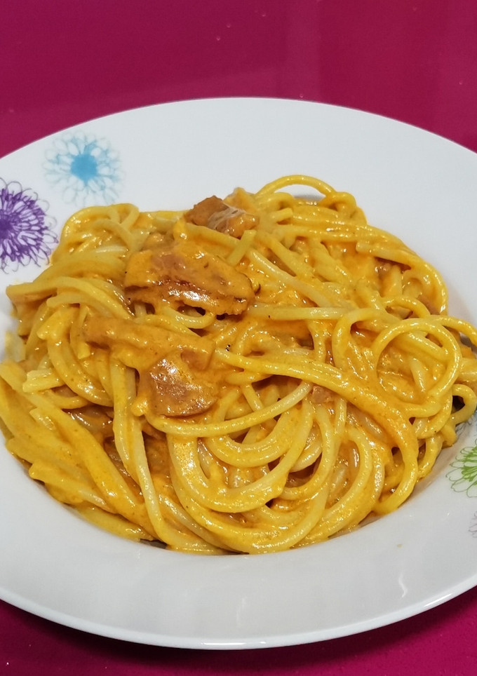 Una foto de Espaguetis con carbonara de curry