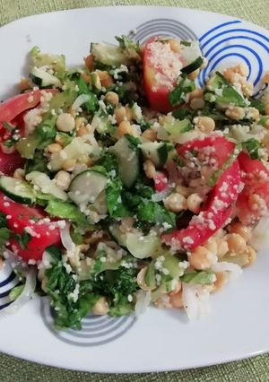 Una foto de Ensalada de cous cous con garbanzos