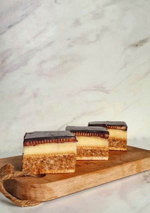 O poză a rețetei Prăjitură cu mere, biscuiți și cremă de vanilie.