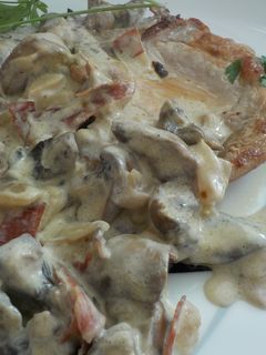 Una foto de Chuletas de cerdo con crema de champiñones