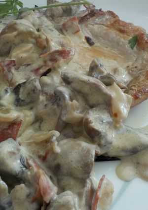 Una foto de Chuletas de cerdo con crema de champiñones