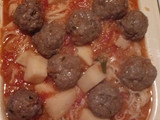 Fideos con salsa, albóndigas y papas