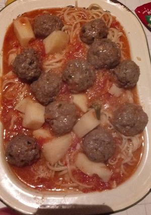 Una foto de Fideos con salsa, albóndigas y papas