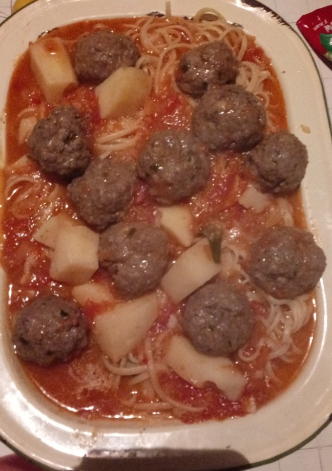 Una foto de Fideos con salsa, albóndigas y papas