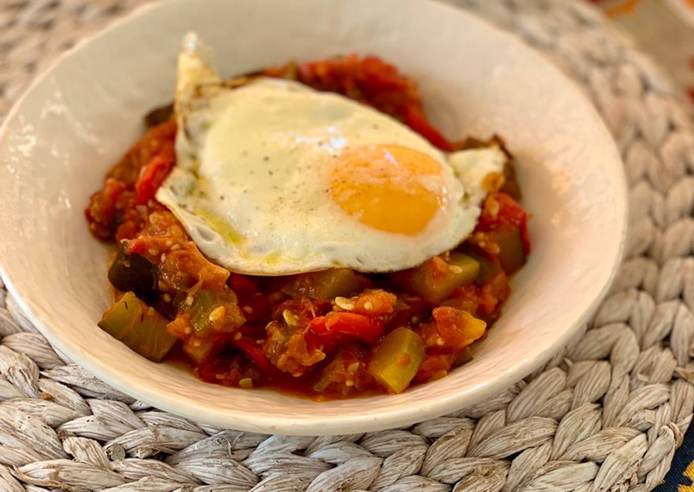 Pisto con huevo a la plancha