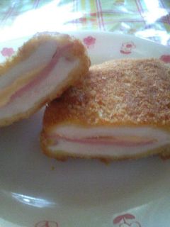 Sajtos-sonkás csirkemell recept fotója