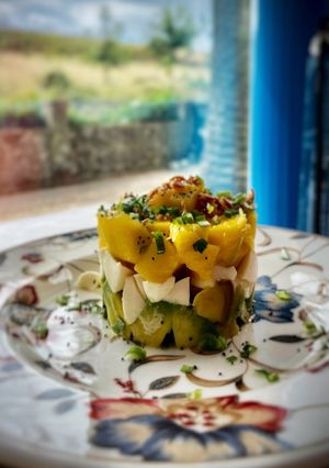 Una foto de Timbal de mango, aguacate y queso fresco