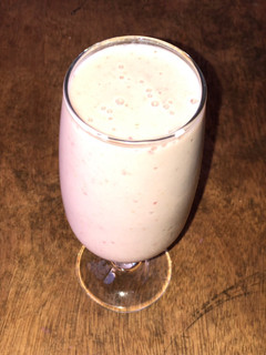 Una foto de Batido de fresa, banano y coco