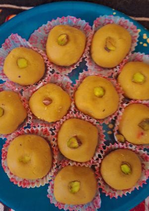 बेसन चूरमा लड्डू (लाहा लाड़ु) रेसिपी मुख्य फोटो