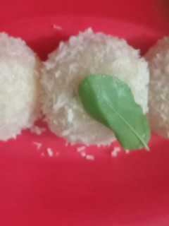 रवा नारियल लड्डू (Rava nariyal ladoo recipe in Hindi) रेसिपी मुख्य फोटो