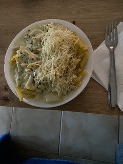 Una foto de Macarrones con salsa de queso azul