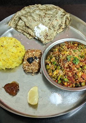लेकुरवाळी भोगीची भाजी (bhogichi bhaji recipe in marathi) रेसिपी चे मुख्य फोटो 