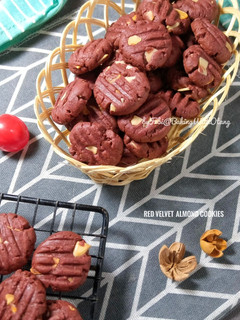Foto resep Red Velvet Almond Cookies