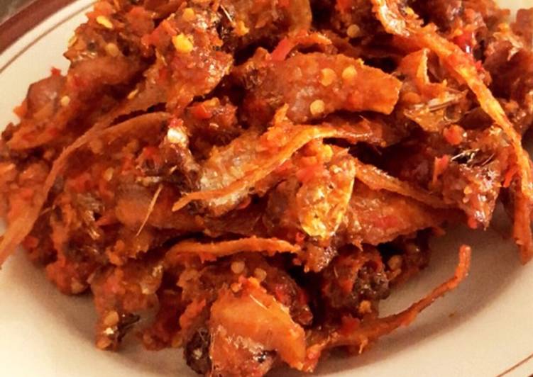 Bagaimana Menyiapkan Sambal ikan asin bolu ayam yang Menggugah Selera