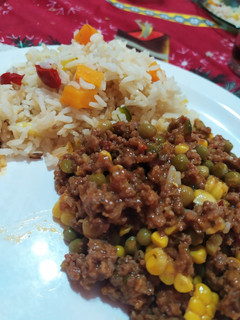 Una foto de Boloñesa con arroz primavera