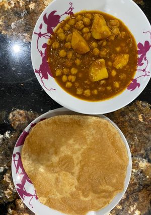 A picture of Sholay Puria/ chickpea curry with puria.