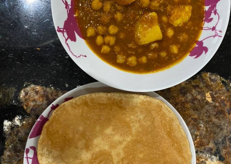 Recipe: Perfect Sholay Puria/ chickpea curry with puria