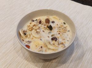 Una foto de Leche con avena, muesli y banana