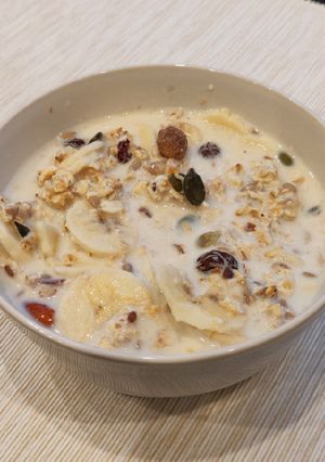 Una foto de Leche con avena, muesli y banana