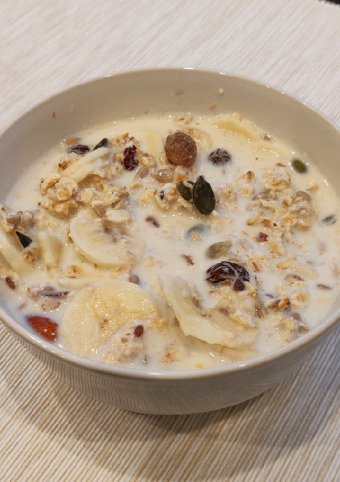 Una foto de Leche con avena, muesli y banana