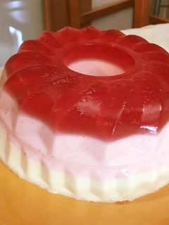 Una foto de Tarta de gelatina de fresa y yogurt