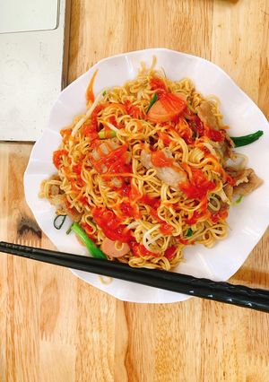 Hình của món Mì xào bò - xúc xích.