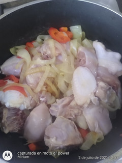 Una foto de Estofado de pollo y verduras