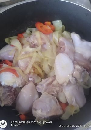 Una foto de Estofado de pollo y verduras