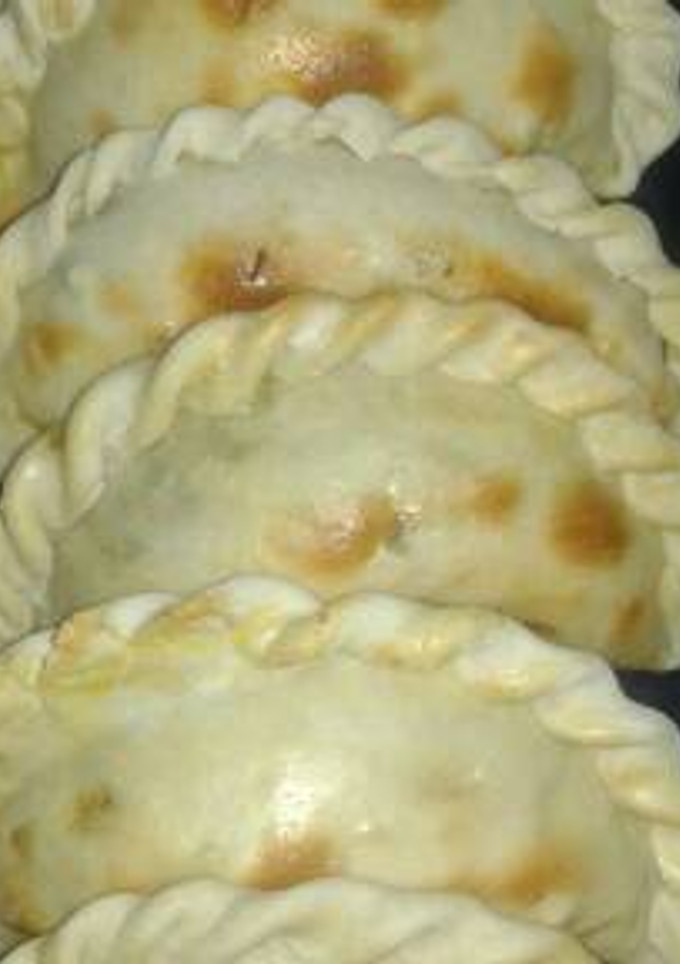 Una foto de Empanadas de horno con carne cortada a cuchillo