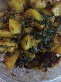 ஆலு பாலக் பொரியல் (Aloo Palak Poriyal Recipe in Tamil) செய்முறை முக்கிய புகைப்படம்