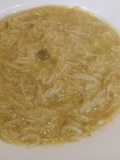 Sopa de verdura con fideos, huevo y queso