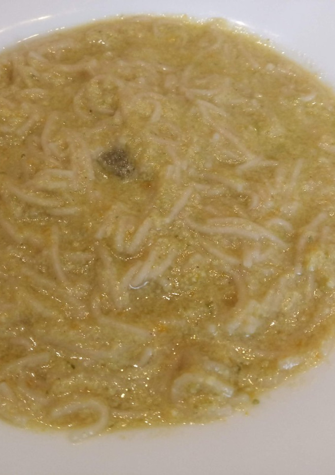 Una foto de Sopa de verdura con fideos, huevo y queso