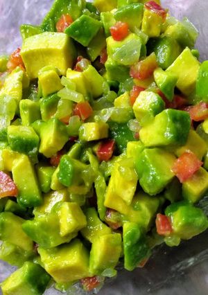 Una foto de 🥑Ensalada de palta, morrón y cebolla🥑