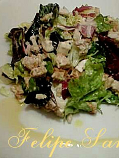 Una foto de Ensalada de pollo y queso