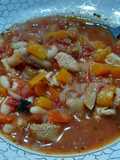 Olla que humea con mondongo, verduras y porotos