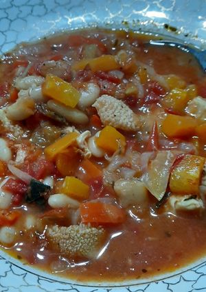 Una foto de Olla que humea con mondongo, verduras y porotos
