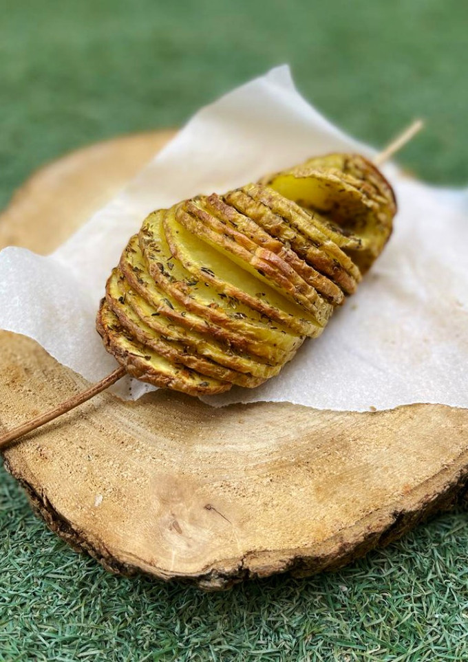 Una foto de Guarnición: Patatas hasselback con especias Joyful Coast