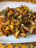 Poulet à l’ananas, oignon rouge, coriandre et cacahuètes