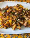 Poulet à l’ananas, oignon rouge, coriandre et cacahuètes