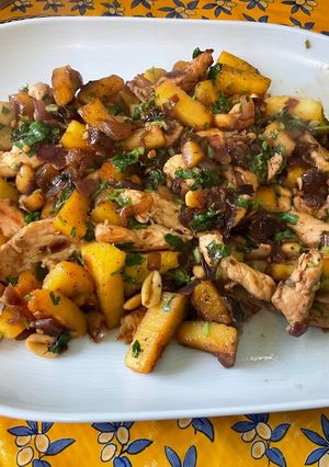 Une photo de Poulet à l’ananas, oignon rouge, coriandre et cacahuètes