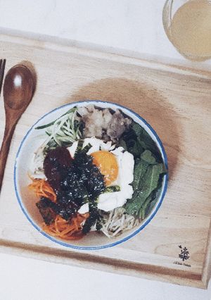 Hình của món Bibimbap 비빔밥 (Cơm Trộn Hàn Quốc) 🍚.