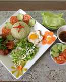 Cơm lá dứa, gà chiên mắm