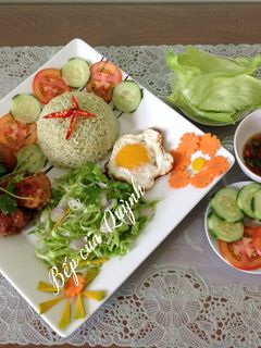 Hình của món Cơm lá dứa, gà chiên mắm.