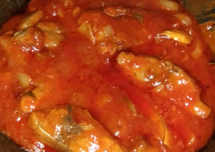 Langkah Menyiapkan Tongkol saus tomat pedas yang Bisa Manjain Lidah