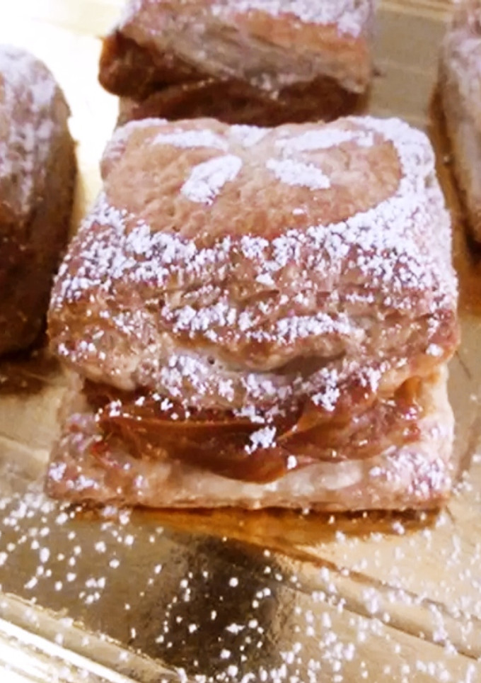 Una foto de Libritos de hojaldre azucarados con dulce de leche