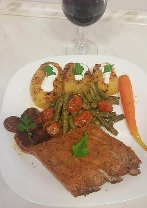 O poză a rețetei Cartofi acordeon cu legume și coastă marinată.